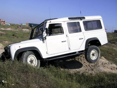 photo of machinery shwoing the Landrover con snorkel ( Turbo I ) precleaner